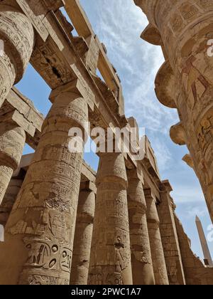 La Grande salle Hypostyle et les nuages aux temples de Karnak (Thébes anciens). Louxor, Égypte Banque D'Images