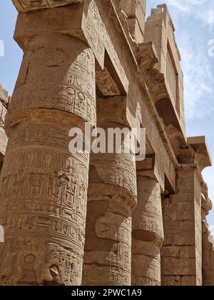 La Grande salle Hypostyle et les nuages aux temples de Karnak (Thébes anciens). Louxor, Égypte Banque D'Images