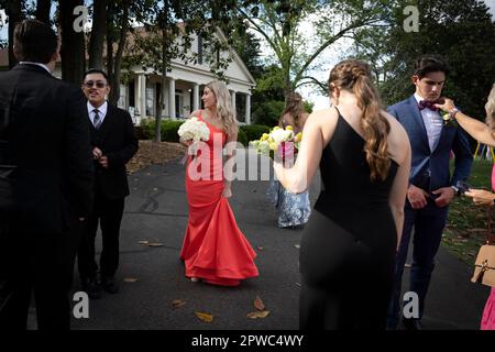 Marietta, Géorgie, États-Unis. 28th avril 2023. Les étudiants de l'école secondaire Marietta, vêtus de leur plus beau costume formel, se réunissent avant une photographie de classe le soir de leur bal annuel. (Credit image: © Robin Rayne/ZUMA Press Wire) USAGE ÉDITORIAL SEULEMENT! Non destiné À un usage commercial ! Banque D'Images