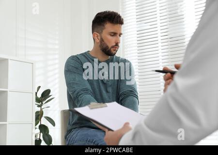 Psychothérapeute travaillant avec l'homme addictif de drogue à l'intérieur Banque D'Images