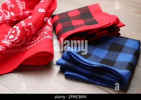Bandanas élégants avec différents motifs sur table en bois, gros plan Banque D'Images
