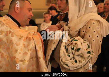 Stryi, Ukraine - 11 septembre 2022 : prêtre menant une cérémonie de baptême en Assomption de la Sainte Vierge Marie cathédrale Banque D'Images