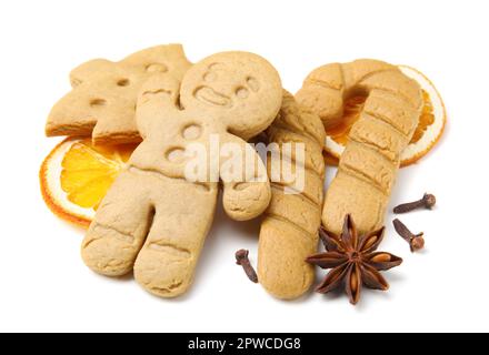 Différents biscuits savoureux et épices sur fond blanc Banque D'Images