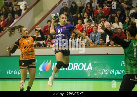 Gijon, Espagne. 28th avril 2023. Le joueur de Motive.co Gijon, Maria Gonzalez (10), tire sur le but pendant la première partie de la quart de finale de la phase finale de la Ligue Iberdrola 2022-23 entre Motive.co Gijon et la Super Amara Bera, sur 28 avril 2023, au Pavillon sportif de la Arena, à Gijon, en Espagne. (Photo d'Alberto Brevers/Pacific Press) crédit: Pacific Press Media production Corp./Alamy Live News Banque D'Images