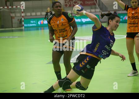 Gijon, Espagne. 28th avril 2023. Le joueur de Motive.co Gijon, Maria Palomo (13), tire sur le but pendant la première partie de la quart de finale de la phase finale de la Ligue Iberdrola 2022-23 entre Motive.co Gijon et la Super Amara Bera, sur 28 avril 2023, au Pavillon sportif de la Arena, à Gijon, en Espagne. (Photo d'Alberto Brevers/Pacific Press) crédit: Pacific Press Media production Corp./Alamy Live News Banque D'Images