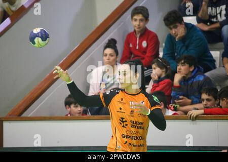 Gijon, Espagne. 28th avril 2023. Le joueur de Super Amara Bera Bera, Laura Hernandez (13) passe le ballon pendant la première partie de la quart de finale de la phase finale de la Ligue Iberdrola 2022-23 entre Motive.co Gijon et la Super Amara Bera, sur 28 avril 2023, au Pavillon sportif la Arena, à Gijon, Espagne. (Photo d'Alberto Brevers/Pacific Press) crédit: Pacific Press Media production Corp./Alamy Live News Banque D'Images