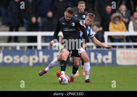 Nicky Featherstone de Hartlepool United en action avec Robbie Gotts de Barrow lors du match Sky Bet League 2 entre Hartlepool United et Barrow à Victoria Park, Hartlepool, le samedi 29th avril 2023. (Photo : Mark Fletcher | ACTUALITÉS MI) Credit: MI News & Sport /Alamy Live News Banque D'Images