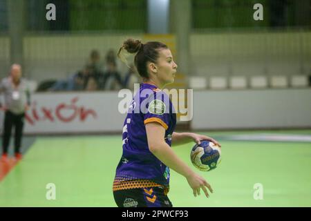 Gijon, Asturies, Espagne. 28th avril 2023. Gijon, Espagne, 28th avril 2023 : Mobile.co le joueur de Gijon, Lorena Zarco (6) avec le ballon pendant la première partie de la quart de finale de la phase finale de la Ligue Iberdrola 2022-23 entre Motive.co Gijon et la Super Amara Bera Bera, sur 28 avril 2023, au Pavillon sportif de la Arena, à Gijon, en Espagne. (Credit image: © Alberto Brevers/Pacific Press via ZUMA Press Wire) USAGE ÉDITORIAL SEULEMENT! Non destiné À un usage commercial ! Banque D'Images