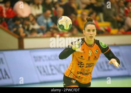 Gijon, Asturies, Espagne. 28th avril 2023. Gijon, Espagne, 28th avril 2023: Le joueur de Super Amara Bera Bera, Emma Boada (9) passe le ballon pendant la première partie de la quart de finale de la Ligue ibéro-2022-23 entre Motive.co Gijon et la Super Amara Bera, sur 28 avril 2023, Au Pavillon des sports de la Arena, à Gijon, en Espagne. (Credit image: © Alberto Brevers/Pacific Press via ZUMA Press Wire) USAGE ÉDITORIAL SEULEMENT! Non destiné À un usage commercial ! Banque D'Images