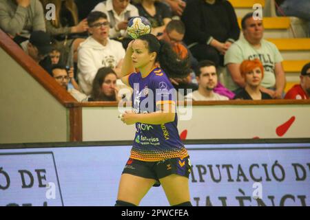 Gijon, Asturies, Espagne. 28th avril 2023. Gijon, Espagne, 28th avril 2023 : Le joueur de Gijon, Debora Torreira (14) avec le ballon pendant la première partie de la quart de finale de la phase finale de la Ligue Iberdrola 2022-23 entre Motive.co Gijon et la Super Amara Bera Bera, sur 28 avril 2023, au Pavillon sportif de la Arena, à Gijon, en Espagne. (Credit image: © Alberto Brevers/Pacific Press via ZUMA Press Wire) USAGE ÉDITORIAL SEULEMENT! Non destiné À un usage commercial ! Banque D'Images