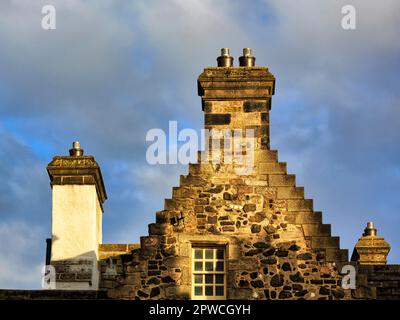 Pignon à étages typique avec cheminées, vieille ville, Édimbourg, Écosse, Grande-Bretagne Banque D'Images