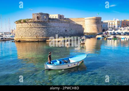 Bateau de pêche en face de Castelo dans le port de pêche de Gallipoli, Apulia, Italie Banque D'Images