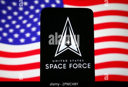 Ukraine. 29th avril 2023. Dans cette illustration, le logo de la United States Space Force (USSF) est visible sur un smartphone et le drapeau américain sur un écran de pc. Crédit : SOPA Images Limited/Alamy Live News Banque D'Images