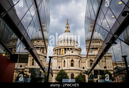 St Paul's Cathedral et One New change Shopping Mall, Londres, Angleterre, Royaume-Uni Banque D'Images