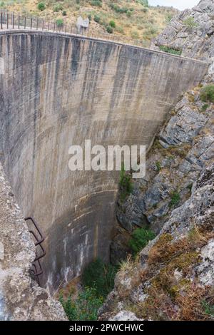 Vue de dessus d'un barrage réservoir séché en raison du changement climatique et de la sécheresse Banque D'Images