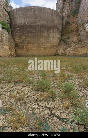 Cette photographie frappante représente un barrage-réservoir lors d'une grave sécheresse. Le réservoir, qui est normalement plein d'eau, est maintenant complètement sec, avec Banque D'Images