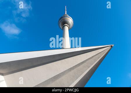 Détail de la célèbre tour de télévision à Alexanderplatz à Berlin Banque D'Images