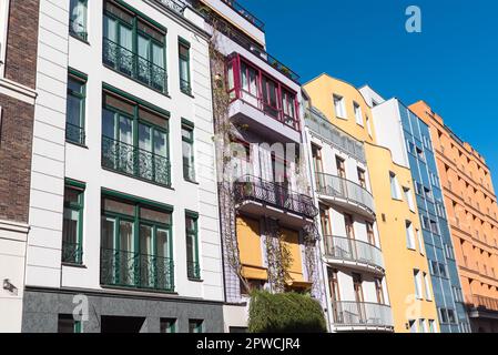 Petites maisons de ville colorées dans une rangée, vu à Berlin, Allemagne Banque D'Images