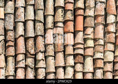 Arrière-plan fait de vieux tuiles de toit, vu à Gangi, Sicile Banque D'Images