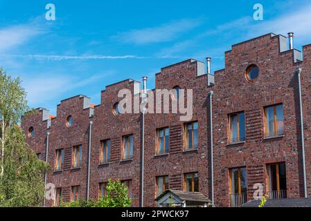 Rangée de maisons en briques rouges vu à Berlin, Allemagne Banque D'Images