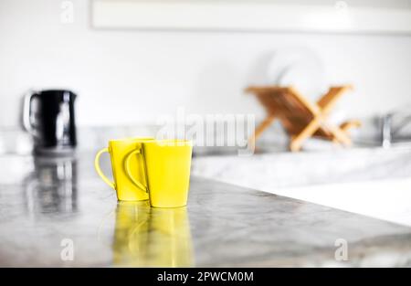 Vue rapprochée de deux tasses de café pour le petit déjeuner sur la table de cuisine en blanc Banque D'Images