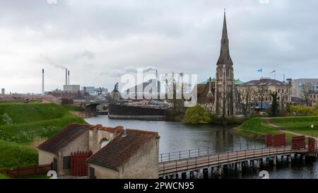 Vue de la forteresse Kastellet à l'église St. Alban, derrière les cheminées à fumée, usine de transformation des déchets en énergie Amager Bakke, Copenhague, région Banque D'Images