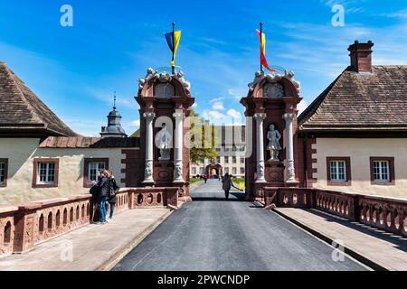 Visiteurs, touristes à la porte d'entrée avec des figures de pierre, entrée principale, ancienne abbaye et château de Corvey, chemin vers le salon des jardins de l'État 2023 Banque D'Images