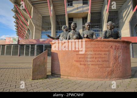 Sculpture et monument à la coupe du monde de football 1954, Miracle de Berne, avec des joueurs nationaux de 1. FCK, Werner Liebrich, Fritz Walter, Werner Kohlmeyer Banque D'Images