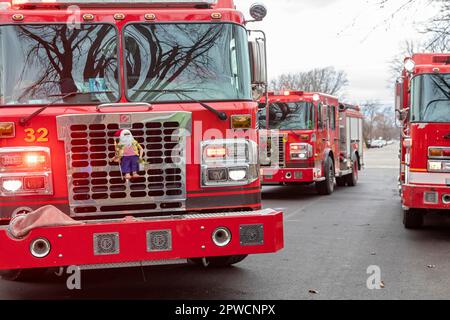 Detroit, Michigan, Une poupée du Père Noël et une couronne décorent les camions d'incendie tandis que les pompiers combattent un feu de maison quelques semaines avant Noël Banque D'Images