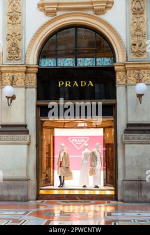 Vitrine de la boutique de luxe PRADA dans la galerie Vittorio Emanuele II, Milan, Lombardie, Italie Banque D'Images