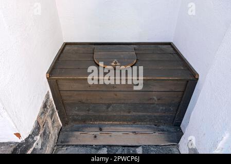 Outhouse en bois, couvercle fermé, toilettes, toilette sur la grange de Muenchhausen, Musée en plein air de Hessenpark, Neu-Anspach, Taunus, Hesse, Allemagne Banque D'Images