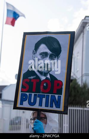 Affiche de protestation devant l'ambassade de Russie, représentant le président russe Poutine comme Hitler, Copenhague, Danemark Banque D'Images
