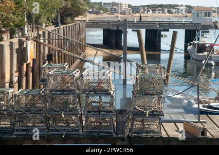 Casiers à homard empilés sur la jetée de pêche Banque D'Images