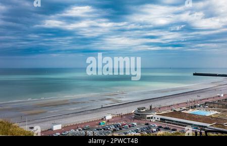Vue sur le front de mer de Dieppe Beach, Seine-Maritime, Normandie, France Banque D'Images