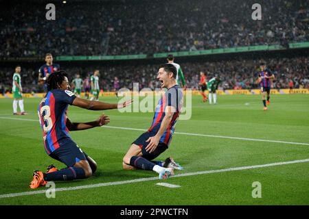 Barcelone, ESP. 29th avril 2023. FC BARCELONE contre REAL BETIS 29 avril, 2023 Robert Lewandowski (9) du FC Barcelone célèbre le deuxième but de son équipe avec Jules Kounde (23) du FC Barcelone lors du match entre le FC Barcelone et Real Betis correspondant au trente-deux jour de la Liga Santander à Spotify Camp Nou à Barcelone, en Espagne. Crédit : rosdemora/Alay Live News Banque D'Images