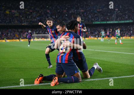 Barcelone, ESP. 29th avril 2023. FC BARCELONE contre REAL BETIS 29 avril, 2023 Robert Lewandowski (9) du FC Barcelone célèbre le deuxième but de son équipe avec Jules Kounde (23) du FC Barcelone lors du match entre le FC Barcelone et Real Betis correspondant au trente-deux jour de la Liga Santander à Spotify Camp Nou à Barcelone, en Espagne. Crédit : rosdemora/Alay Live News Banque D'Images