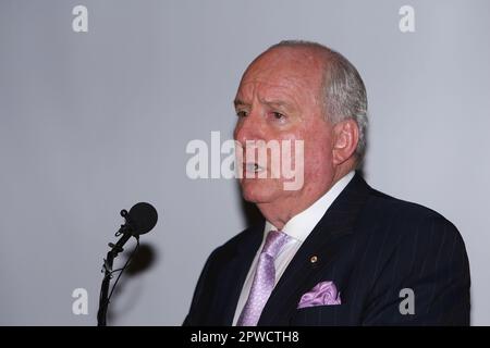 Alan Jones le mogul des médias australiens Reg Grundy lance son autobiographie à l'Opéra de Sydney. Couvrant ses 50 années passées à la radio et à la télévision, le livre offre des aperçus en coulisses de programmes qui sont aujourd'hui les piliers du drame australien, notamment « prisonnier Cell Block H » et « Neighbors ». Sydney, Australie - 27.09.10 Banque D'Images