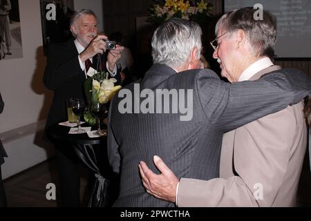 Barry Crocker photographies Ken Rosewall et Reg Grundy le mogul des médias australiens Reg Grundy lance son autobiographie à l'Opéra de Sydney. Couvrant ses 50 années passées à la radio et à la télévision, le livre offre des aperçus en coulisses de programmes qui sont aujourd'hui les piliers du drame australien, notamment « prisonnier Cell Block H » et « Neighbors ». Sydney, Australie - 27.09.10 Banque D'Images