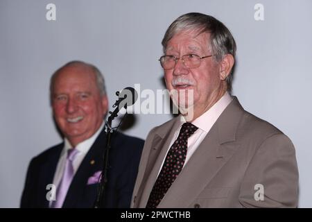 Reg Grundy (à droite) et Alan Jones le mogul des médias australiens Reg Grundy lancent son autobiographie à l'Opéra de Sydney. Couvrant ses 50 années passées à la radio et à la télévision, le livre offre des aperçus en coulisses de programmes qui sont aujourd'hui les piliers du drame australien, notamment « prisonnier Cell Block H » et « Neighbors ». Sydney, Australie - 27.09.10 Banque D'Images