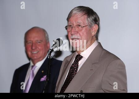 Reg Grundy (à droite) et Alan Jones le mogul des médias australiens Reg Grundy lancent son autobiographie à l'Opéra de Sydney. Couvrant ses 50 années passées à la radio et à la télévision, le livre offre des aperçus en coulisses de programmes qui sont aujourd'hui les piliers du drame australien, notamment « prisonnier Cell Block H » et « Neighbors ». Sydney, Australie - 27.09.10 Banque D'Images