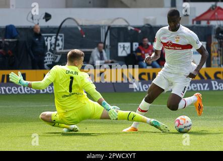 Stuttgart, Allemagne. 29th avril 2023. Serhou Guirassy (R) de Stuttgart vit avec le gardien de but de Moenchengladbach Jonas Omlin lors du match de football allemand de la première division Bundesliga entre VfB Stuttgart et Borussia Moenchengladbach à Stuttgart, Allemagne, 29 avril 2023. Credit: Philippe Ruiz/Xinhua/Alay Live News Banque D'Images