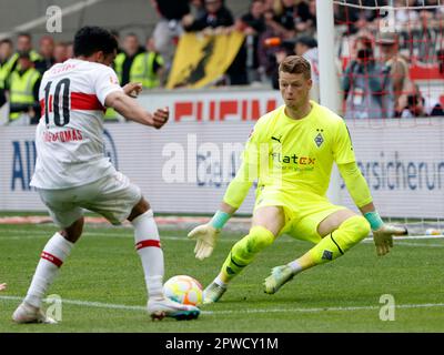 Stuttgart, Allemagne. 29th avril 2023. Jonas Omlin (R), gardien de but de Moenchengladbach, vit avec Tiago Tomas de Stuttgart lors du match de football allemand de la Bundesliga entre VfB Stuttgart et Borussia Moenchengladbach à Stuttgart, Allemagne, 29 avril 2023. Credit: Philippe Ruiz/Xinhua/Alay Live News Banque D'Images