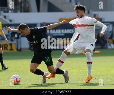 Stuttgart, Allemagne. 29th avril 2023. Atakan Karazor (R) de Stuttgart vit avec Stefan Lainer de Moenchengladbach lors du match de football allemand de la première division Bundesliga entre VfB Stuttgart et Borussia Moenchengladbach à Stuttgart, Allemagne, 29 avril 2023. Credit: Philippe Ruiz/Xinhua/Alay Live News Banque D'Images