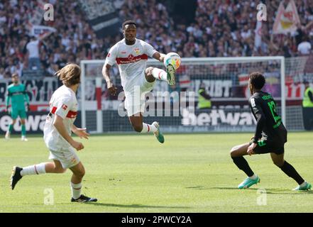 Stuttgart, Allemagne. 29th avril 2023. DaN-Axel Zagadou (C) de Stuttgart contrôle le ballon lors du match de football allemand de la première division Bundesliga entre VfB Stuttgart et Borussia Moenchengladbach à Stuttgart, Allemagne, 29 avril 2023. Credit: Philippe Ruiz/Xinhua/Alay Live News Banque D'Images