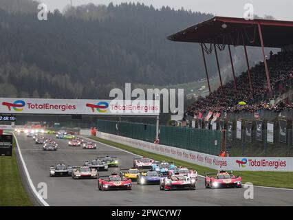 Stavelot, Belgique. 29th avril 2023. Les voitures de course commencent pendant la course de 6 heures de Spa-Francorchamps, la troisième manche du Championnat du monde d'endurance (WEC) 2023 de la FIA au circuit de Spa-Francorchamps à Stavelot, Belgique, 29 avril 2023. Credit: Zheng Huansong/Xinhua/Alay Live News Banque D'Images