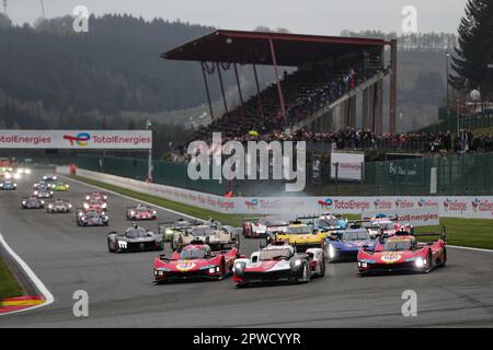 Stavelot, Belgique. 29th avril 2023. Les voitures de course commencent pendant la course de 6 heures de Spa-Francorchamps, la troisième manche du Championnat du monde d'endurance (WEC) 2023 de la FIA au circuit de Spa-Francorchamps à Stavelot, Belgique, 29 avril 2023. Credit: Zheng Huansong/Xinhua/Alay Live News Banque D'Images