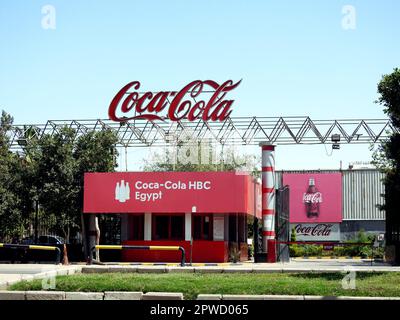 Le Caire, Egypte, 24 avril 2023: CocaCola Coca Cola HBC Coca-Cola Hellenic Bottling Company, opérant l'une des plus grandes exploitations de boissons gazeuses en Egypte, Banque D'Images