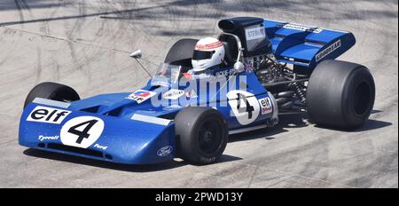 Long Beach, CA - 15 avril 2023 : le Tyrrell 003 au Grand Prix de long Beach, conduit par Jackie Stewart pendant les saisons 1971 et 1972 F1. Banque D'Images