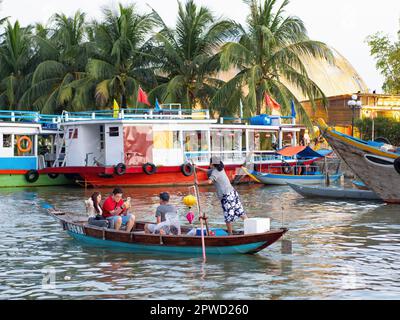 Touristes en bateau sur la rivière Thu bon à Hoi an, province de Quang Nam, Vietnam. La vieille ville de Hoi an est un site du patrimoine mondial, et célèbre pour son puits p Banque D'Images