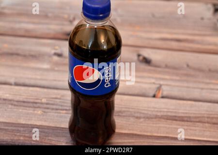 Giza, Egypte, 28 avril 2023: Pepsi, une bouteille de plastique de saveur de Cola, une boisson gazeuse fabriquée par PepsiCo. Créé et développé à l'origine dans Banque D'Images